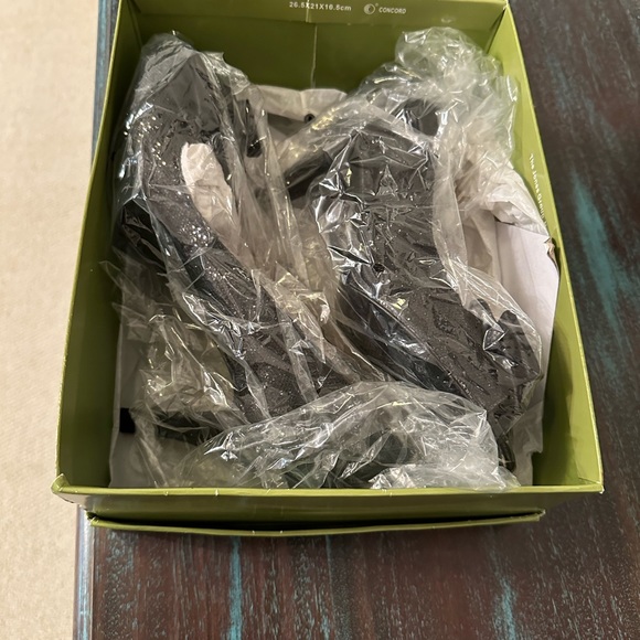 NIB. Black glitter peep toe pumps with Satin bow. Great for formals or prom - Picture 6 of 8